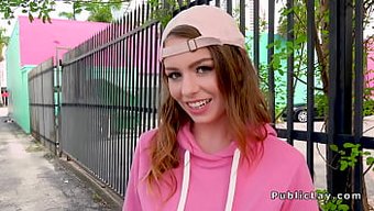 Genç Çift Sigara Içip Seks Yaparak Doğada Yaramazlık Yapıyor