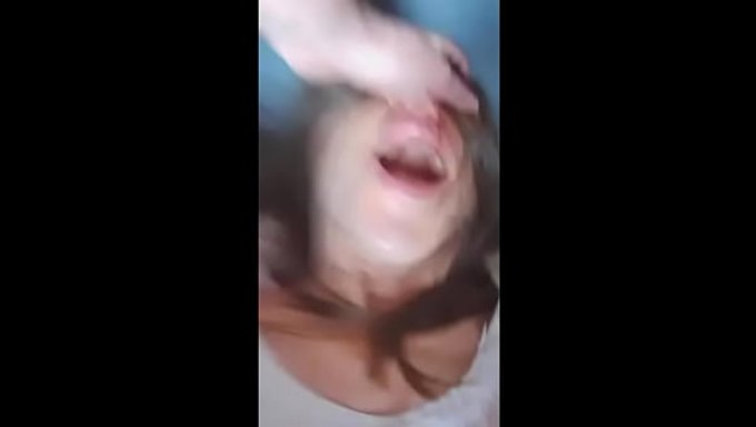 Bir Kadın Kocasını Yakın Bir Arkadaşıyla Aldatıyor.