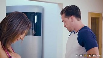 Kirli Milf Sara Jay'In Oğlunun Arkadaşını Yalayıp Siktiği Röntgenci Bir Video