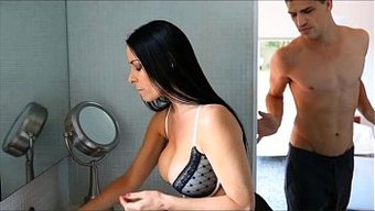 Milf Vanilla Deville, Büyük Bir Yarrağın Yüzüne Ve Amına Sert Bir Şekilde Beceriliyor