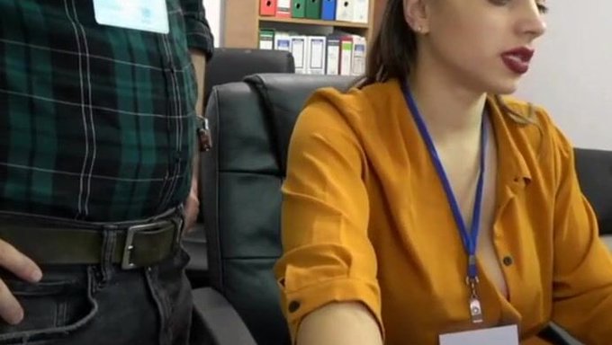 Amatör Webcam Kızı Sekreter Olarak Performans Sergiliyor