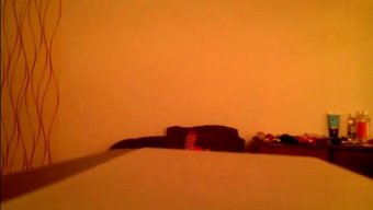Esmer Jassi Cep Telefonunda Bir Dildo Kullanıyor