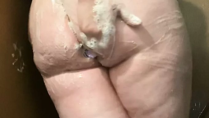 Kıvrımlı Genç Kız Ilk Kez Bir Dildo Ile Anal Zevk Deneyimliyor