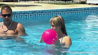 Genç (18+) Grup, Seks Oyuncakları Ve Boşalma Oyunuyla Yaramaz Oluyor