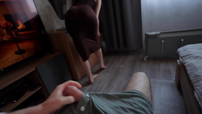 Üvey Milf Anne, Üvey Oğlunu Baştan Çıkarıp Ateşli Bir Sevişmeye Sürüklüyor.