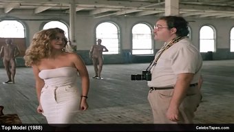 Jessica Moore Ve Laura Gemser, Iç Çamaşırı Ve Çoraplarla Retro Bir Softcore Video Çekiyorlar
