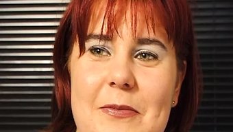 Büyük Popolu Olgun Kızıl Saçlı Kendini Yumrukluyor