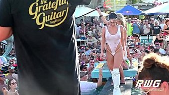 Üniversite Öğrencisi Kızlar Twerk Havuz Partisinde Vahşi Oluyorlar