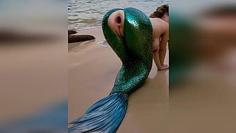 Bir Yabancı, Plajda Bir Deniz Kızına Şiddetle Girer Ve Yoğun Anal Ilişkiden Sonra Narin Anüsünün Genişlemesine Neden Olur - Ai Tarafından Üretilen Porno